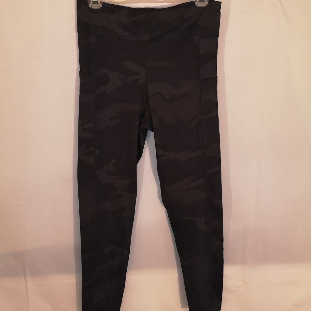 Aeropostale Ladies Size Large Full Length Black with Camo Design Leggings